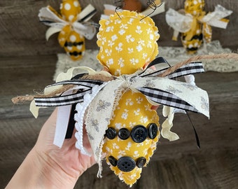 Bumble Bee Tray Decor, Bee Decorations, Farmhouse Bee Decor, Bee Centerpiece, Summer Centerpiece, Honey Bee Decor, Bee Gifts for Women