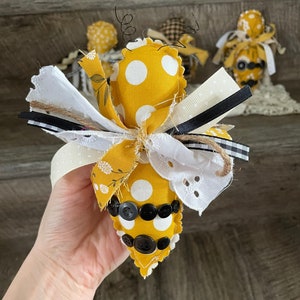 VILLCASE 80 pcs Cartoon bee Accessories Bees Toys Tiny bee Decorations bee  Baby Shower Decorations Cake Bow Maker flatbacks Bumblebee Decor DIY