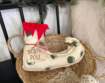 Red Elf Boots, Christmas Ornaments, Primitive Grungy Elf Shoes, Primitive Pair of Elf Shoes, Elf decor, Primitive Christmas, Santa's helper