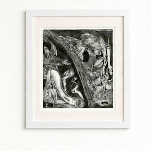 Può includere: Opera d'arte incorniciata in bianco e nero con un'incisione dettagliata. L'opera raffigura una scena complessa con figure, un albero ed elementi architettonici. La cornice è bianca e l'opera è montata su uno sfondo bianco.