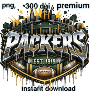 Puede incluir: Un diseño gráfico que presenta la palabra PACKERS en letras plateadas metálicas con un efecto de goteo, sobre un estadio y un horizonte urbano. Debajo del texto hay un balón de fútbol americano marrón y el texto EST. 1919, con salpicaduras amarillas.