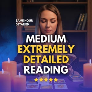 Puede incluir: Una mujer rubia está sentada a una mesa, rodeada de velas encendidas y cartas del tarot. La imagen presenta el texto "LECTURA MEDIANA EXTREMADAMENTE DETALLADA" y "MISMA HORA DETALLADA". Cinco estrellas doradas están debajo de la palabra "LECTURA".