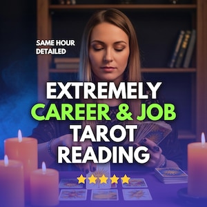 Puede incluir: Una mujer rubia realiza una lectura de cartas del tarot. La imagen incluye el texto "EXTREMELY CAREER & JOB TAROT READING" y "SAME HOUR DETAILED". Hay velas encendidas y cartas del tarot sobre una superficie púrpura.