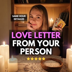 Op de afbeelding: Een vrouw met blond haar houdt tarotkaarten vast, met de tekst "LOVE LETTER FROM YOUR PERSON" in roze en wit. De afbeelding bevat brandende kaarsen, een houten kom en de tekst "SAME HOUR DETAILED".