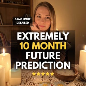 Può includere: Una donna bionda è al centro di una stanza poco illuminata, con candele e una ciotola di legno. L'immagine contiene il testo "EXTREMELY 10 MONTH FUTURE PREDICTION" e "SAME HOUR DETAILED".