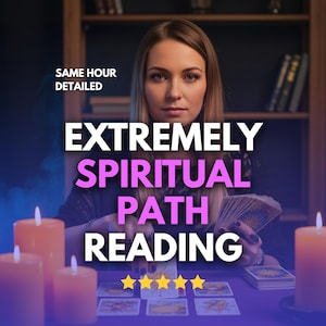 Pode incluir: Imagem que promove uma leitura do caminho espiritual. O texto diz "EXTREMAMENTE LEITURA DO CAMINHO ESPIRITUAL" em branco e roxo. A imagem apresenta uma mulher com cabelo loiro, cartas de tarô, velas acesas e cinco estrelas douradas.