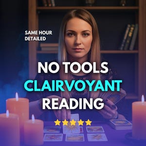 Puede incluir: Una mujer rubia está sentada en una mesa con cartas del tarot, iluminada por velas. El texto dice "NO TOOLS CLAIRVOYANT READING" con "SAME HOUR DETAILED" arriba. Cinco estrellas doradas están debajo.