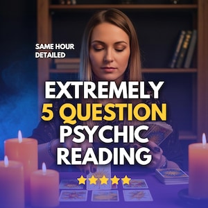 Op de afbeelding: Een vrouw met blond haar zit aan een tafel, omringd door brandende kaarsen en tarotkaarten. De afbeelding bevat de tekst "EXTREMELY 5 QUESTION PSYCHIC READING" met een vijfsterrenbeoordeling. De woorden "SAME HOUR DETAILED" zijn ook zichtbaar.