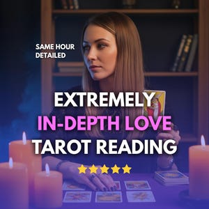 Peut inclure: Une femme aux longs cheveux blonds tient une carte de tarot. L'image comprend le texte "EXTREMEMENT IN-DEPTH LOVE TAROT READING" et "SAME HOUR DETAILED". Il y a des bougies allumées et des cartes de tarot sur une table.