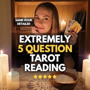 Könnte beinhalten: Werbebild für eine Tarot-Lesung. Der Text lautet "EXTREMELY 5 QUESTION TAROT READING" mit einer Fünf-Sterne-Bewertung. Eine Frau hält Tarotkarten, umgeben von Kerzen und einer Holzschale mit Salz.
