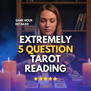 以下が含まれることがあります： 金髪の女性がタロットカードリーディングを行っています。画像には「EXTREMELY 5 QUESTION TAROT READING」と「SAME HOUR DETAILED」というテキストが含まれています。 ろうそくが灯り、タロットカードが見えます。