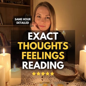 Könnte beinhalten: Eine Frau mit blonden Haaren steht im Mittelpunkt eines dunklen Bildes, mit dem Text "EXACT THOUGHTS FEELINGS READING" in großen gelben Buchstaben. Angezündete Kerzen, eine Holzschale und Tarotkarten sind ebenfalls zu sehen.