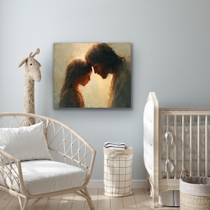 以下が含まれることがあります： 額装されたキャンバスアートプリントは、2人の人物の頭が触れ合っている優しい瞬間を描いています。アートワークは暖かくアースカラーの色調と柔らかな筆致を使用し、穏やかなシーンを作り出しています。プリントは明るい子供部屋に飾られています。