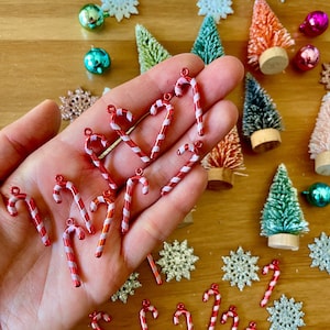 Piccoli bastoncini di zucchero retrò luccicanti - lotto da 10 - Mini bastoncini di zucchero rossi e bianchi metallizzati - Ciondoli a forma di bastoncini di zucchero alla menta rossa per le feste - Gioielli natalizi