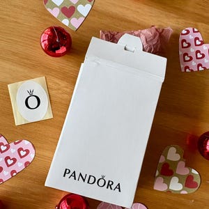 Joyero Pandora auténtico con corona blanca y logotipo de Pandora, interior burdeos, caja para anillos, caja para pendientes y caja Pandora pequeña con tapa plegable.