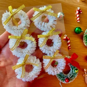   Mini weiße Flaschenbürsten-Kranz-Aufkleber-6 Weiß & Gold kleine schimmernde Kränze-Weihnachtsgeschenkverpackung-Schneekugel-Miniaturen-3D-Urlaubsaufkleber