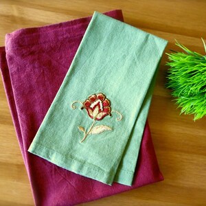 Vintage Summer Green & Red Cloth Napkins-2 Vintage Floral Embroidered Napkins-Vintage Red Kitchen Cloth-Retro Red and Green Fabric Dining