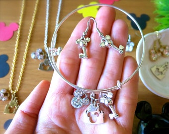 Pulsera con dijes Disney - Pulsera rígida plateada Disney - Pulseras apilables Disney - Joyería temática de Disneyland/Walt Disney World - Dijes de Mickey Mouse