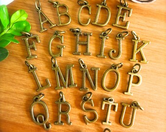 Dijes de alfabeto de bronce - Elija un dije de letra de oro antiguo - Joyería de palabras DIY - Collar o pulsera con colgante de inicial personalizado - Regalos para rellenar calcetines navideños