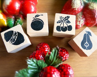 Sellos de goma de frutas diminutas - Juego de 4 mini sellos de alimentos - Cerezas, Limón, Melocotón, Pera - Hornear - Enlatar - Cocina - Planificador de verano - Regalos frutales