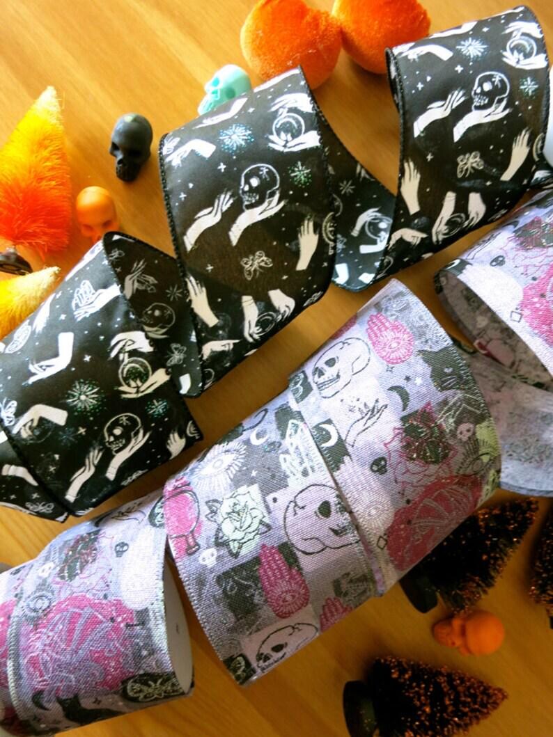 Puede incluir: Dos rollos de cinta negra y blanca con un dise&ntilde;o espeluznante y ocultista que presenta manos, calaveras y estrellas. Un tercer rollo de cinta morada y gris presenta un dise&ntilde;o similar con calaveras, manos y cristales.