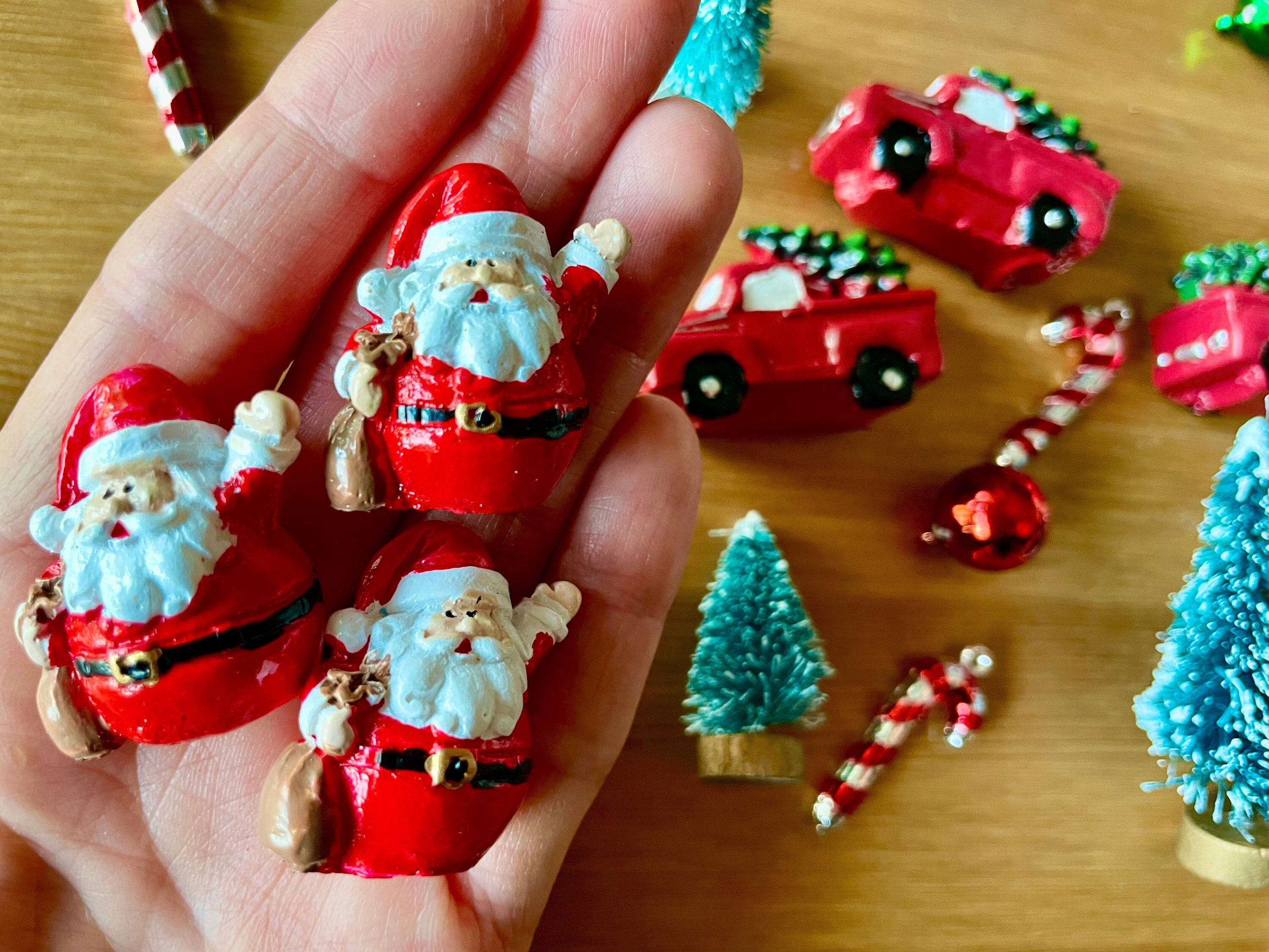 Lotto di bambini con figure rosse Italia