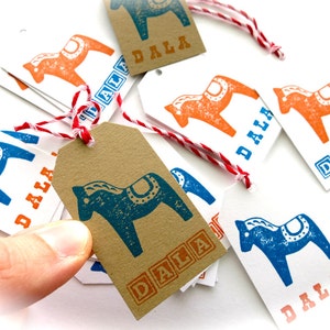 Étiquettes-cadeau Dala Horse-orange et bleu Dala Horses sur papier cadeau blanc ou kraft brun-suédois fixe-scandinave-vacances Dala Tags-Suède