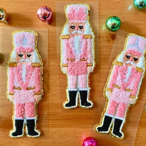 Nussknacker Gestickte Aufnäher-Pinke Filz Weihnachtsapplikation w / Gold Glitter-Nussknacker Ballett Aufkleber-Zuckerpflaume-Nussknacker Brosche, Pullover