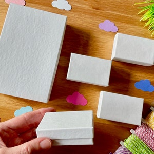 Nouveaux coffrets cadeaux blancs - Petits coffrets cadeaux blancs brillants - 5, 10, 25, 50 boîtes à bijoux en carton blanc tourbillonnant - Boîtes avec couvercles - Rembourrage en coton - Emballage cadeau