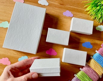 Joyeros de cartón blanco brillante con tapa: diseño de espiral, relleno de algodón. Elige la cantidad. Cajas de regalo blancas. Caja pequeña para anillos.