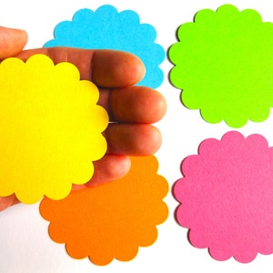 Papieren ponsen neonbloem - veel 25 bloesem cadeaukaartjes - grote confetti bloem - decor verjaardagsfeestje - babyshower - zomercadeauverpakking - blanco etiketten