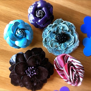 Vintage Summer Flower Pins-5 broches fleurs vintage - Barrettes Bloom bleu, violet, bleu canard, tissu et cuir - Accessoires floraux femme