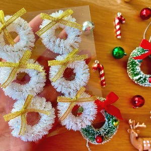 Mini White or Green Bottle Brush Wreath Stickers-Set of 6 Tiny Wreath Stickers-Wreath Gift Wrap-Retro Mid Century Wreaths-Gold Bow Wreath