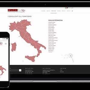 Può includere: Un laptop e uno smartphone mostrano un sito web con una mappa dell'Italia in marrone rossiccio. Il titolo del sito web è in italiano. Lo smartphone mostra la mappa dell'Italia con la parola "Toscana" in basso.