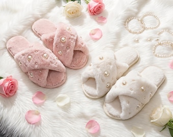 Pantuflas de dama de honor con perlas, pantuflas cruzadas de piel sintética, pantuflas cálidas y suaves, zapatos para estar en casa, regalo navideño para mujer