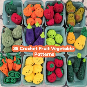 Puede incluir: Una colección de frutas y verduras de ganchillo coloridas, incluyendo manzanas, naranjas, aguacates, peras, limones y berenjenas, dispuestas en contenedores azules. El texto dice "35 Crochet Fruit Vegetable Patterns".