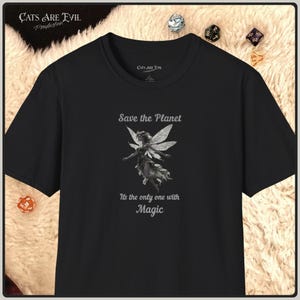 Könnte beinhalten: Schwarzes T-Shirt mit dem Text "Save the Planet" und "It's the only one with Magic" über und unter einer Graustufen-Illustration einer Fee. Das Shirt hat auch den Text "Cats Are Evil Production" oben.