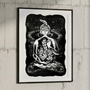 Puede incluir: Impresión artística en blanco y negro que representa una figura sentada con múltiples ojos y un adorno en forma de serpiente. La figura sostiene un grupo de formas dentro de su pecho. La obra de arte está enmarcada en un borde negro.