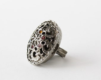 Bague empoisonnée Silver Tone avec détails en filigrane et minuscules gemmes à facettes étincelantes bijoux fantaisie vintage