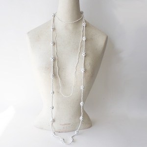 Jaren 80 lange ketting met witte kralen en zwarte stippen houten kralen Rocailles multi-streng super wrap mega lengte vintage vtg