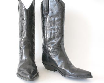 Botas vaqueras vintage de cuero negro brillante repujado con estampado de cactus y escena del desierto de Alamo, estilo Y2K.