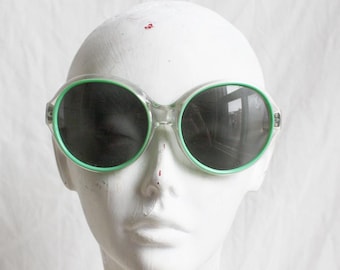 Occhiali da sole con lenti graduate anni '70, modello Bug Eye, montatura verde psichedelica e trasparente, vintage