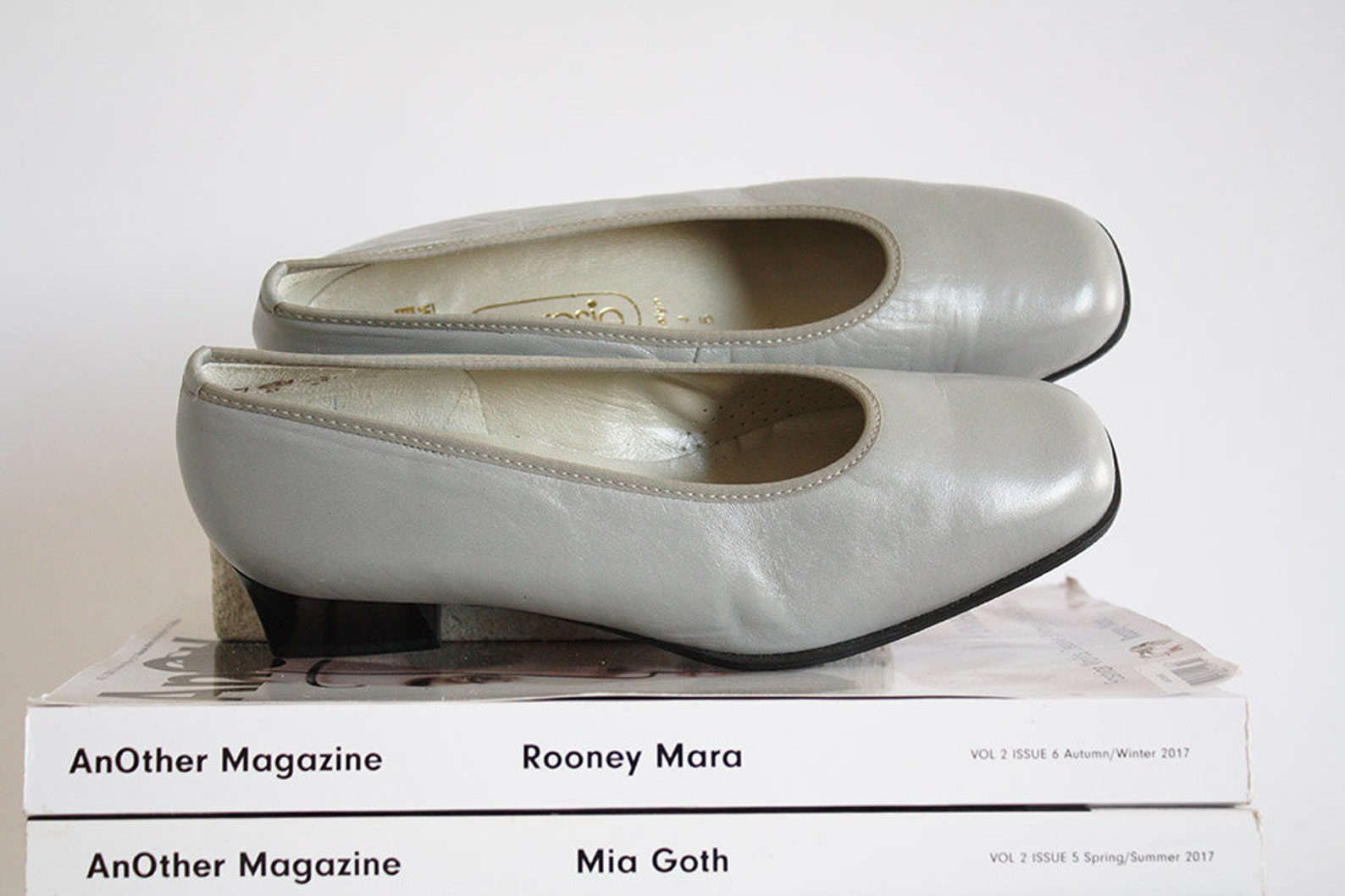 80s gray leather round toe block heel shoes slip-on ballet style cèline vibes trendy wendy vintage vtg