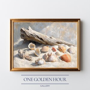 Puede incluir: Pintura enmarcada que representa conchas marinas y madera flotante sobre arena. La obra muestra diversas formas y colores de conchas, en un marco dorado. El texto "ONE GOLDEN HOUR GALLERY" está en la parte inferior.