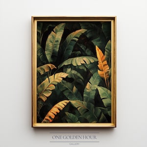 Puede incluir: Una impresión artística enmarcada que presenta una exuberante representación de hojas de plátano en tonos verdes y dorados. La obra de arte se encuentra sobre un fondo oscuro, creando un contraste llamativo. El marco es dorado y el texto "ONE GOLDEN HOUR GALLERY" está en la parte inferior.