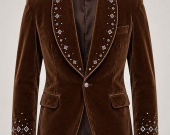 Traje de novio de terciopelo marrón con capa y pedrería. Esmoquin a medida para boda.