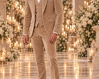 Completo da uomo in velluto con strass, smoking da sposo su misura, blazer, gilet e pantaloni color cammello.