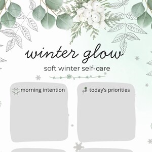 Könnte beinhalten: Eine winterliche Planerseite in Weiß und Grün mit den Worten "winter glow" und "soft winter self-care". Sie enthält Abschnitte für "morning intention" und "today's priorities", die mit floralen und Schneeflocken-Illustrationen verziert sind.