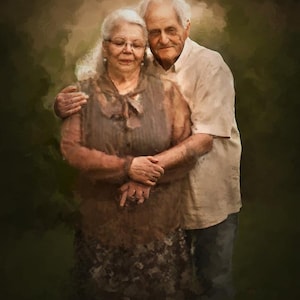 Op de afbeelding: Een geschilderd portret van een ouder echtpaar dat elkaar omhelst. De vrouw draagt een bril en een bruine jurk met een bloemenpatroon. De man draagt een wit overhemd en een blauwe broek. De achtergrond is een vage groene en bruine kleur.