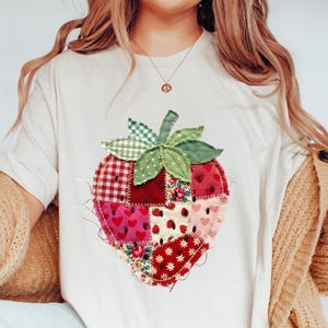Comfort Colors® Jordgubbs-T-shirt, Patchwork Quilted Farmhouse Berry-skjorta, Rustik Ginghamblommig Cottagecore-estetisk T-shirt Gåva
